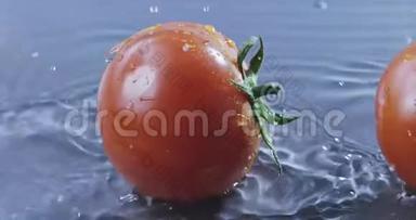 从落下的成熟番茄中溅出水花。 慢动作2k视频推240fps